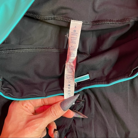 Lululemon Water Bound Crop
Black / Blue Tropics Size 6 - Picture 5 of 13